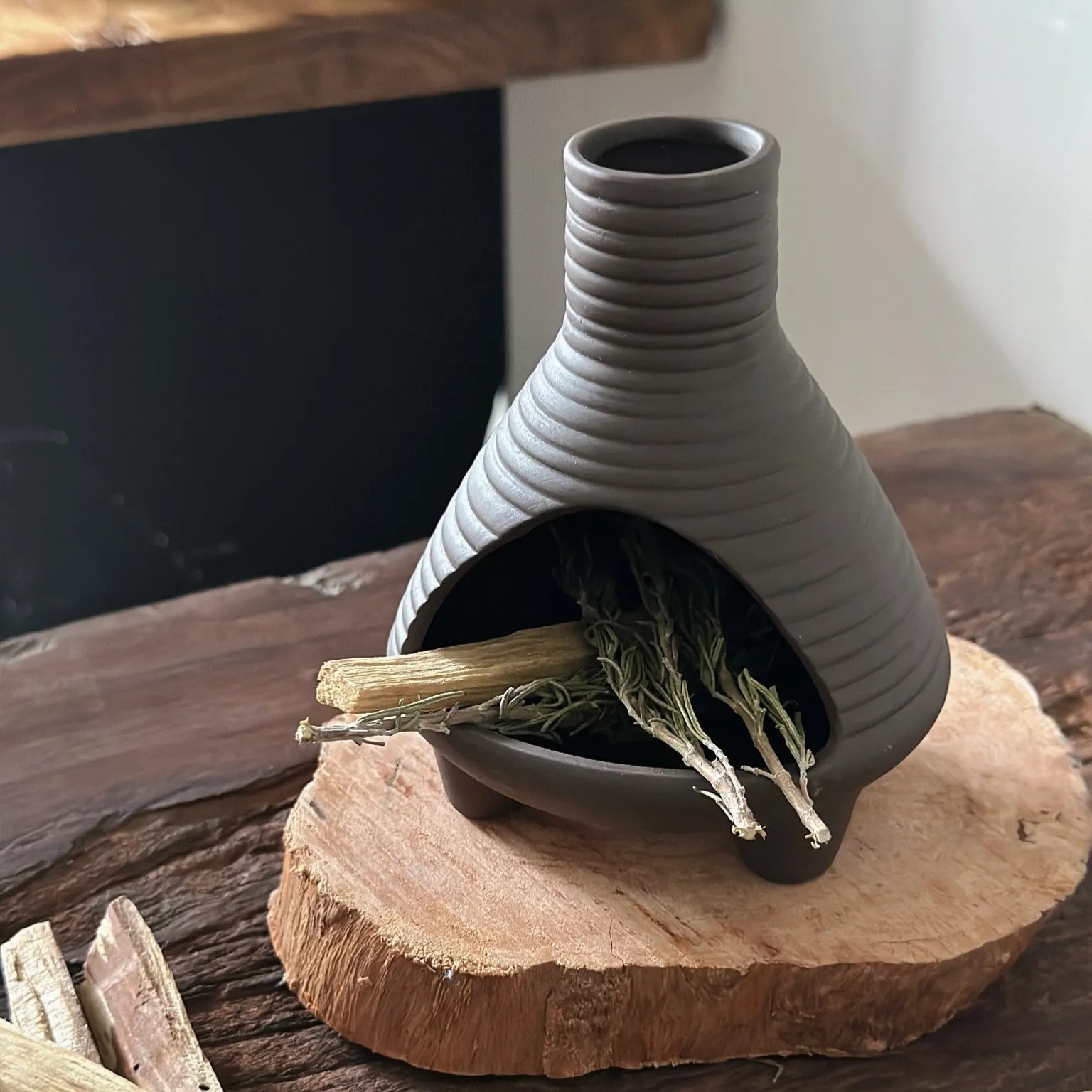 Handcrafted Ceramic Art Original Home Desktop Multi-functional Decor: Aromatherapy Burner, Ornamental Vase, and Miniature Fireplace